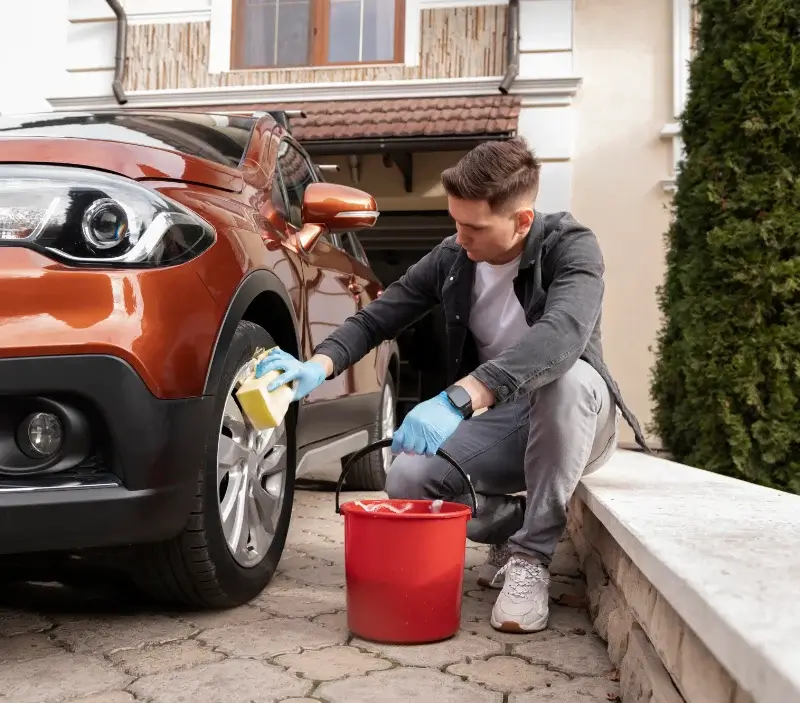 Lavage auto à domicile Vendays-Montalivet : professionnel intervenant sur un véhicule